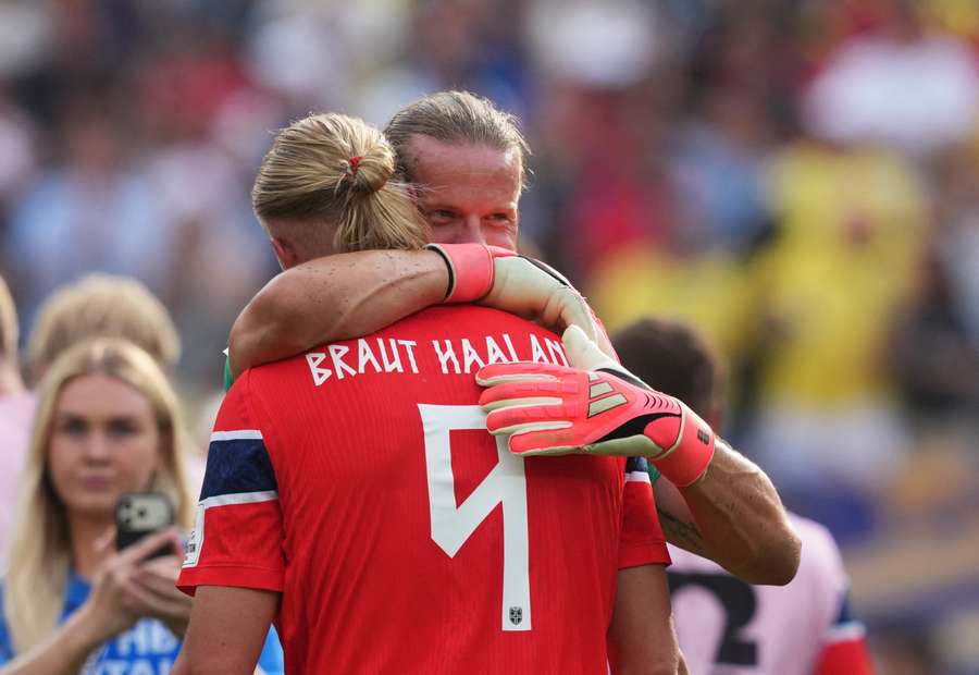 Nyland e Haaland se abraçam após bater os brasileiros