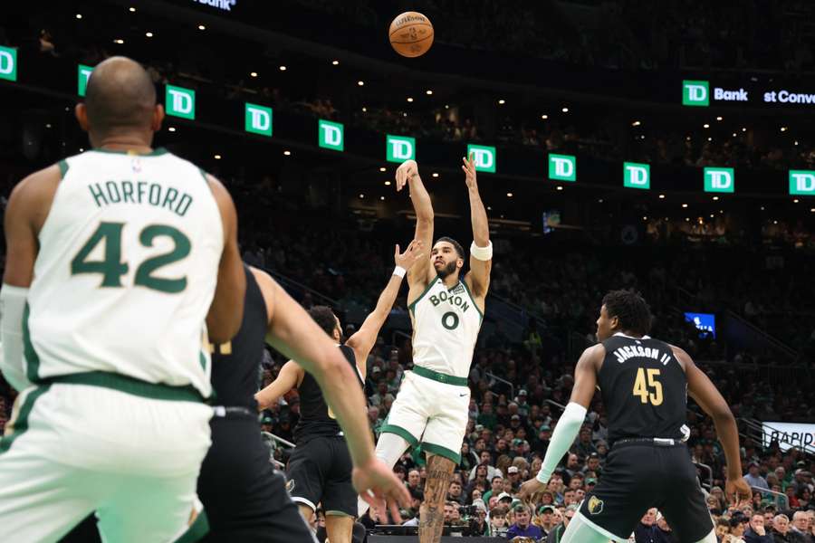 Tatum (#0) met een poging voor de Celtics