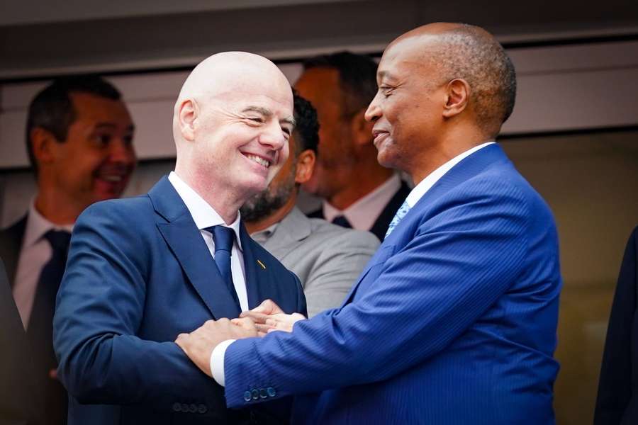 Gianni Infantino, șeful FIFA, și Patrice Motsepe, președintele Confederației Africane de Fotbal (CAF) Gianni Infantino, șeful FIFA, și Patrice Motsepe, președintele Confederației Africane de Fotbal (CAF)