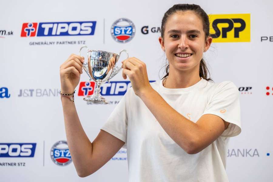 Pohánková ukázala svoju trofej.
