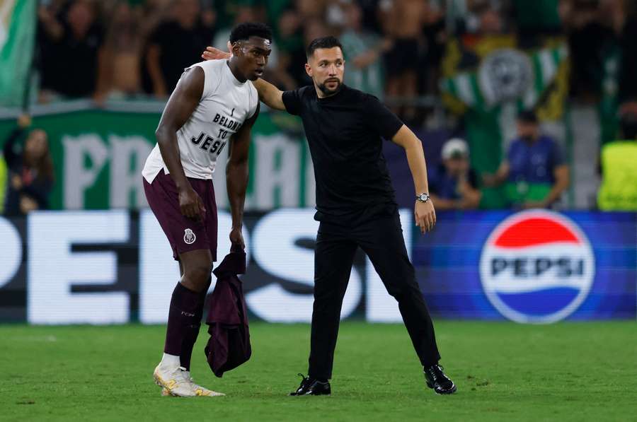 Francesco Farioli com Samu no final do Betis-FC Porto