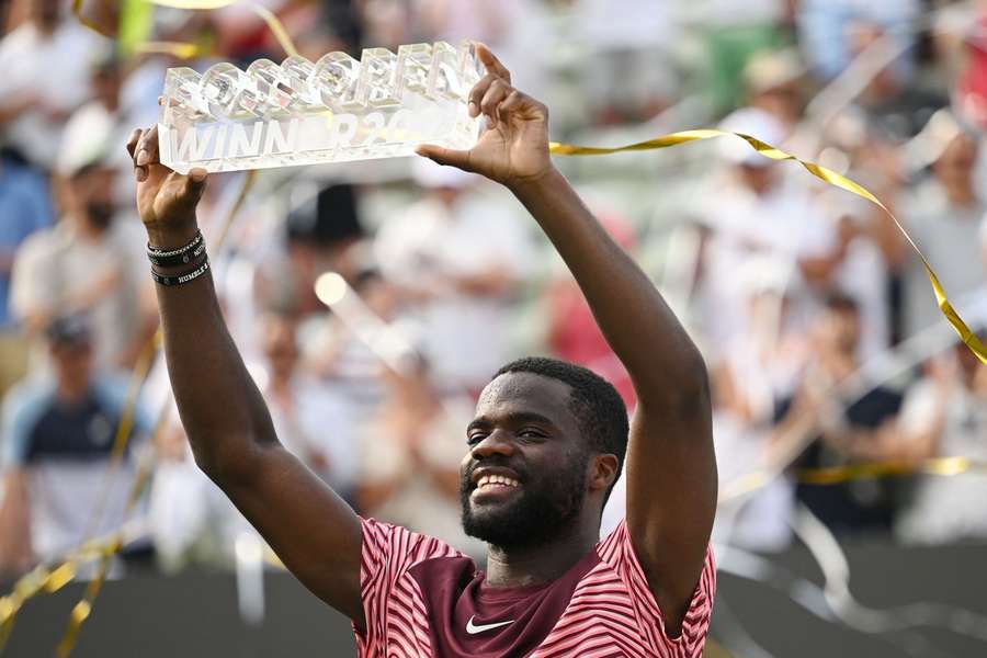 Tiafoe zkompletoval sbírku trofejí ze všech povrchů a poprvé bude v TOP 10.