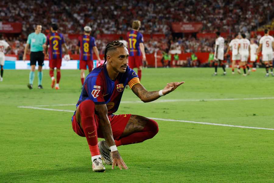 Raphinha řídil výhru Barcelony nad Sevillou hattrickem. Raphinha řídil výhru Barcelony nad Sevillou hattrickem.