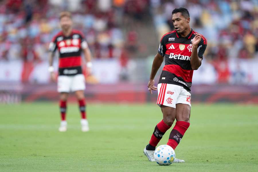 Alex Sandro deve começar entre os titulares contra o Medellín.