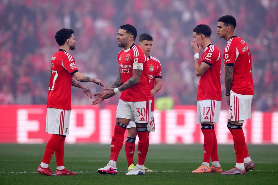 Otamendi termina contrato com o Benfica em junho Otamendi termina contrato com o Benfica em junho