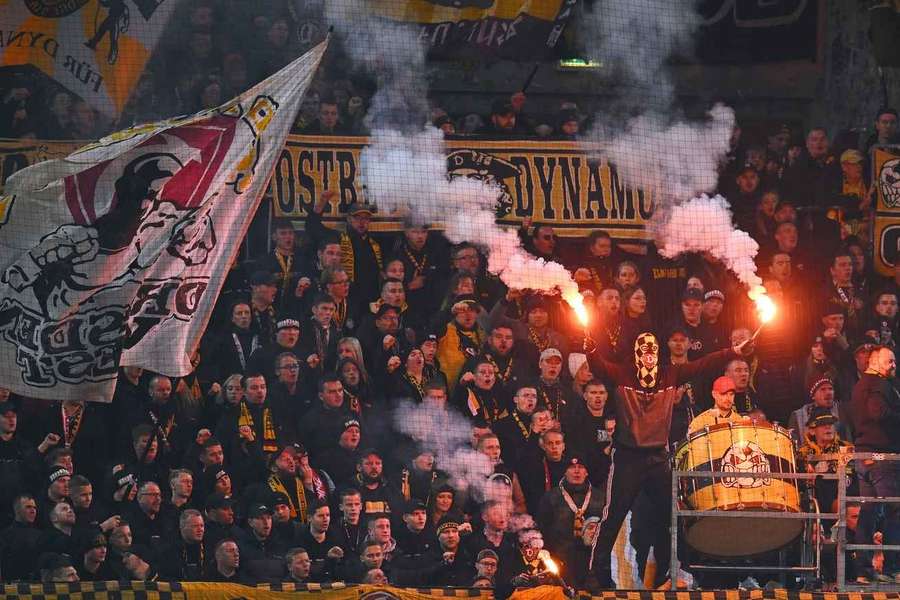 Dynamo-Fans beim Zünden von Pyrotechnik