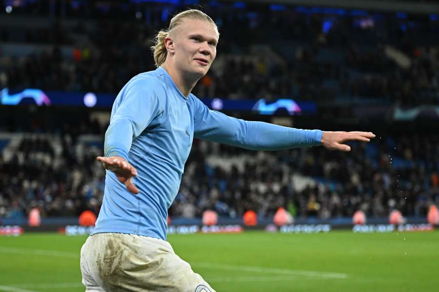 Atacantul lui Manchester City, Erling Haaland, sărbătorește după ce a marcat împotriva lui Bayern