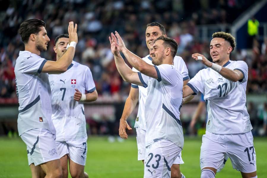 Xherdan Shaqiri (M.) und die Schweizer haben einen gelungenen EM-Test gegen Lettland gefeiert.