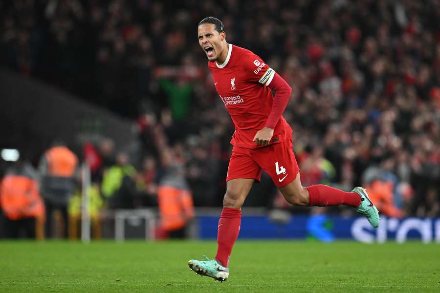 Virgil van Dijk viert het eerste doelpunt tegen Luton Town