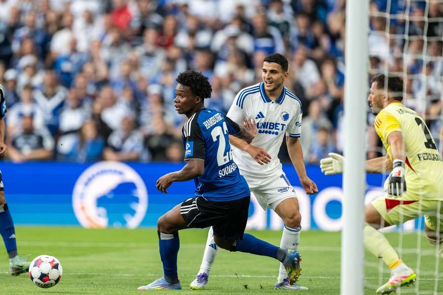 HSV's Aboubaka Soumahoro FC Copenhagen's Mohamed Elyounoussi fight for the ball HSV's Aboubaka Soumahoro FC Copenhagen's Mohamed Elyounoussi fight for the ball