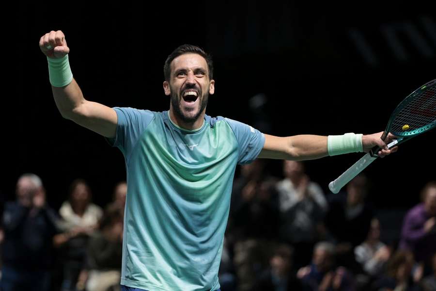 Damir Dzumhur świętujący awans do głównej drabinki w Paryżu, poległ w pierwszej rundzie Damir Dzumhur świętujący awans do głównej drabinki w Paryżu, poległ w pierwszej rundzie