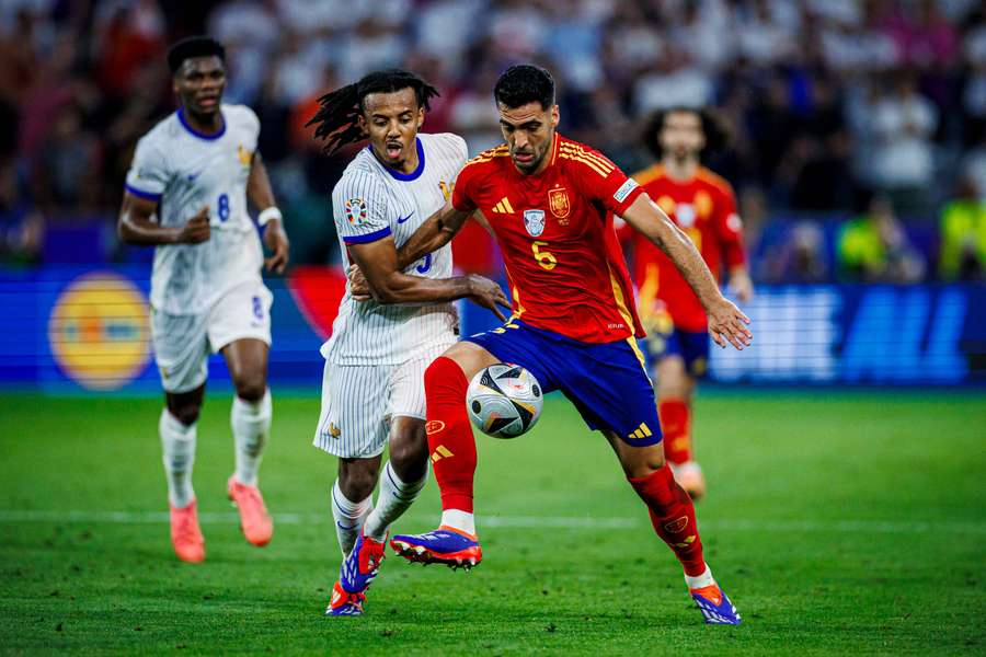 Mikel Merino perante Koundé no Espanha-França