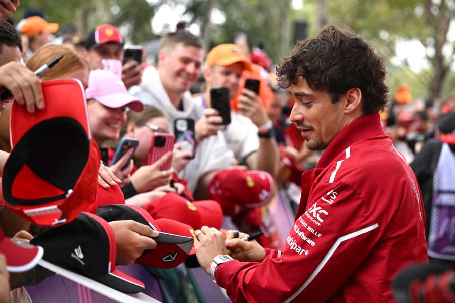 Leclerc podpisuje autografy w Australii.