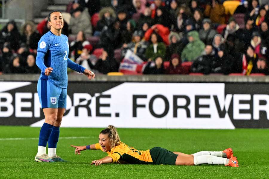 21-årige Charlotte Grant (liggende i græsset) scorede det australske mål nummer to, der endte med at blive kampens sidste. 