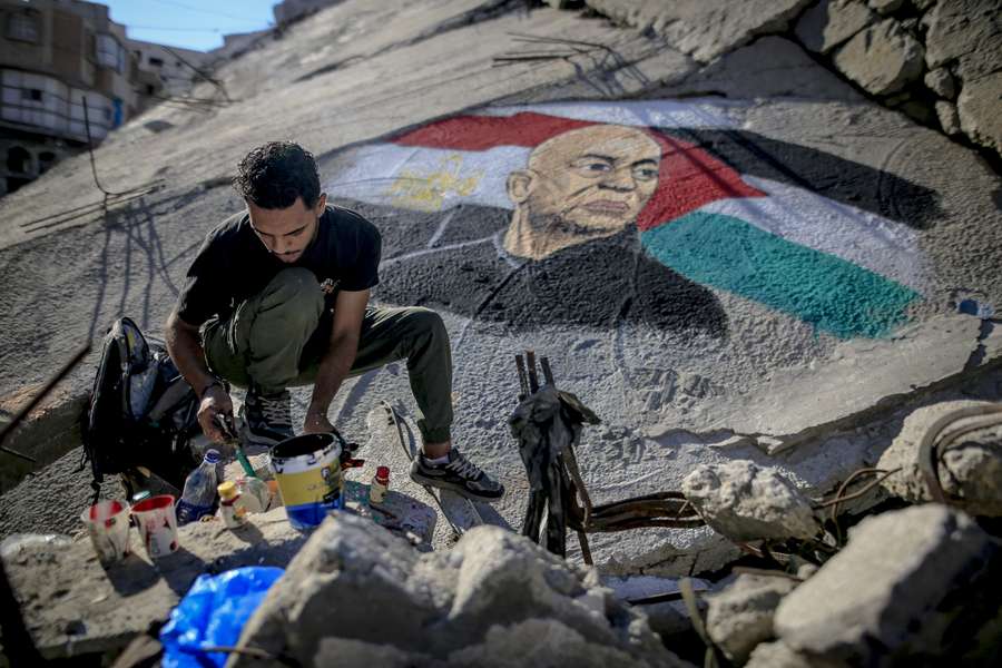 Il ritratto di Hossam Hassan sulle macerie di Gaza Il ritratto di Hossam Hassan sulle macerie di Gaza