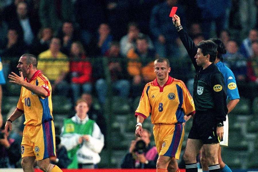 Gheorghe Hagi primește cartonașul roșu în meciul cu Italia de la EURO 2000