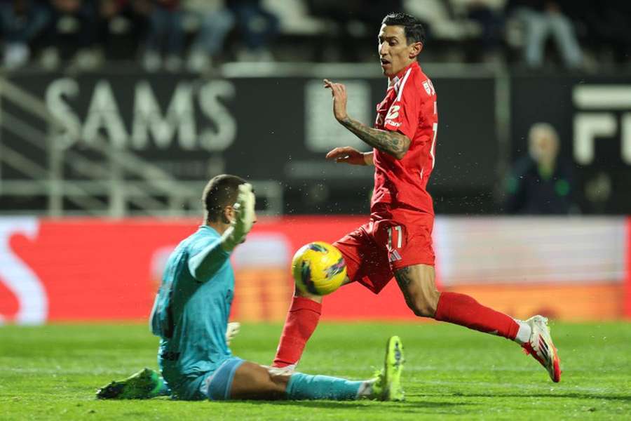 Di María diante do Farense