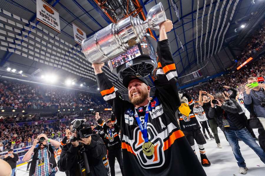 Bartánus zavesil súťažné korčule na klinec.