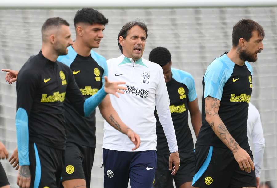 Simone Inzaghi conversa com seus jogadores em treinamento