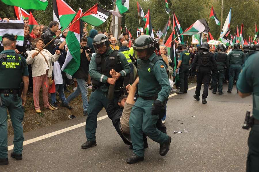 A Guardia Civil detém um manifestante propalestino numa etapa da Vuelta