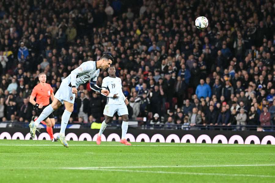 Cristiano Ronaldo met een kopbal op Hampden Park in Glasgow