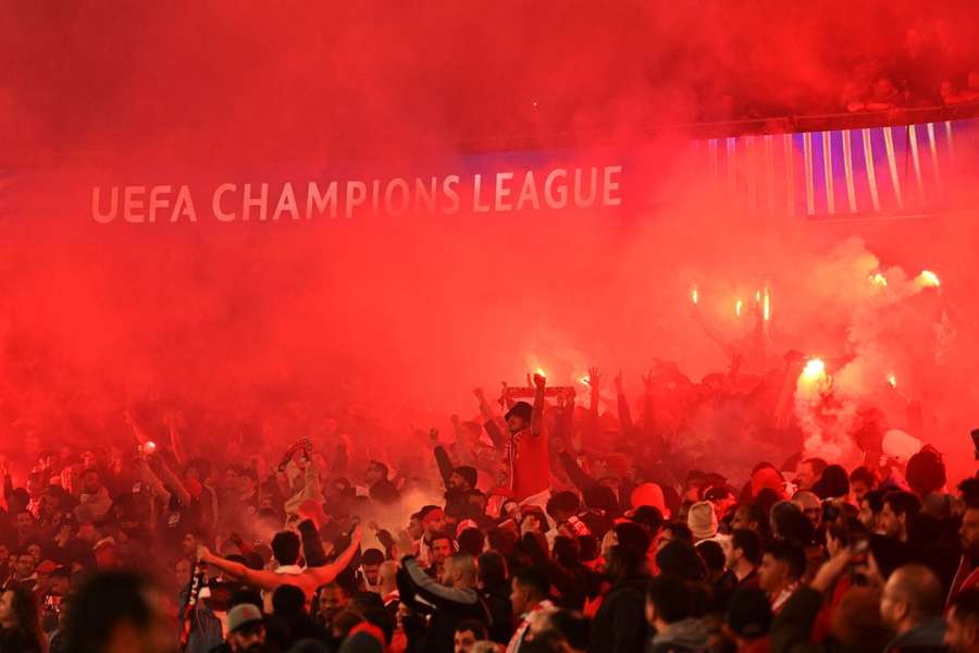 Pirotecnia no Benfica - Barcelona da primeira mão dos oitavos de final da Liga dos Campeões