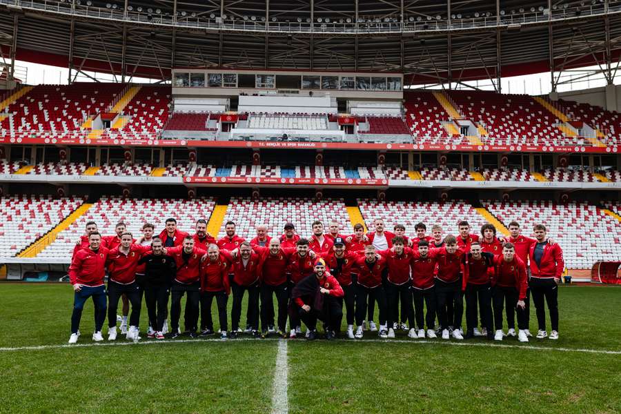 Tým Mladcové na stadionu Antalyasporu