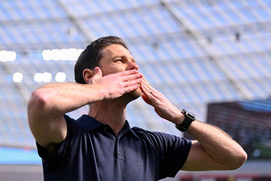 Xabi Alonso, antrenorul spaniol al lui Bayer Leverkusen, le mulțumește fanilor în timp ce își ia rămas bun.