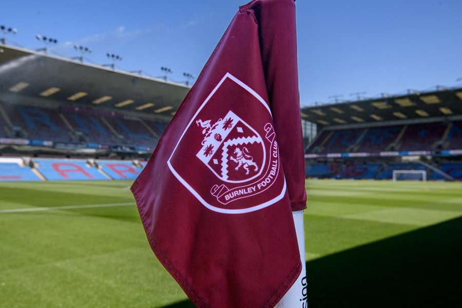 Un banderín de córner con el escudo del Burnley
