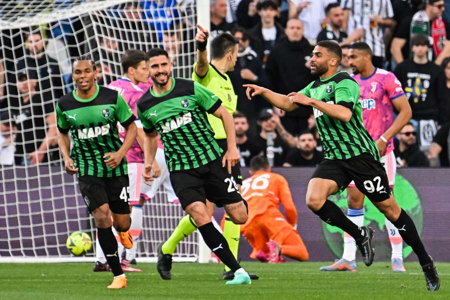 Defrel (rechts) viert zijn doelpunt met zijn teamgenoten