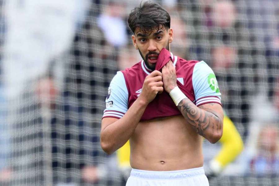 O jogador é acusado de forçar amarelos na Premier League
