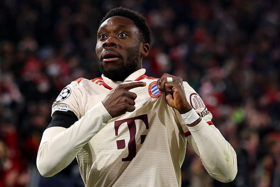 Davies marcou na vitória do Bayern de Munique sobre o Celtic no último jogo da Liga dos Campeões