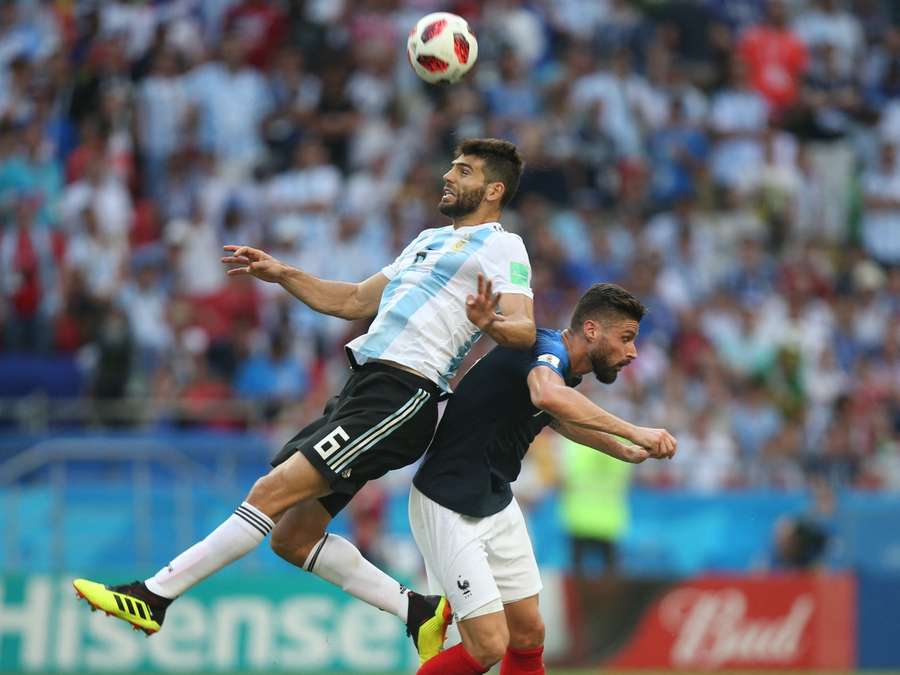 Fazio, ante Giroud en el Argentina-Francia de octavos del Mundial de Rusia 2018 Fazio, ante Giroud en el Argentina-Francia de octavos del Mundial de Rusia 2018