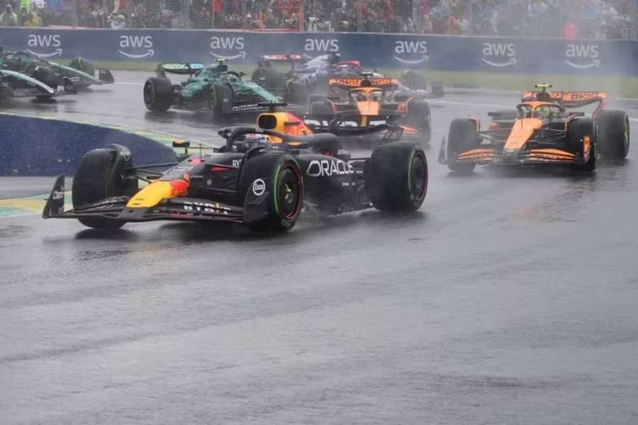 Mokrú Kanadu si podmanil Verstappen pred Norrisom. Premiérovo v sezóne na pódiu Russell