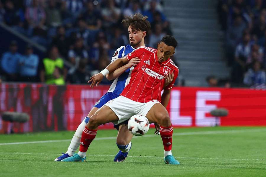Martim Fernandes diante do Nottingham Forest