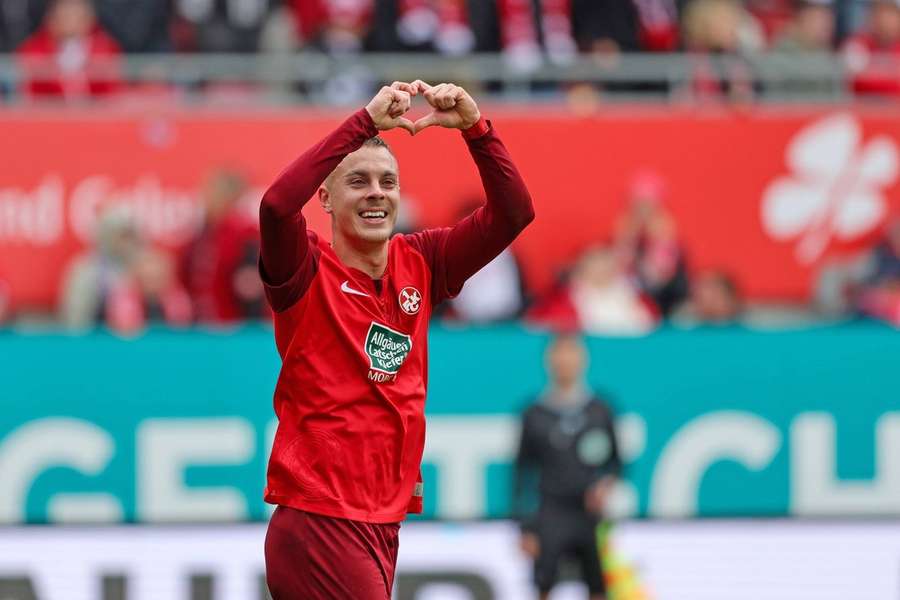 Filip Kaloč slaví gól, kterým poslal Kaiserslautern do vedení 1:0 nad Wehenem.