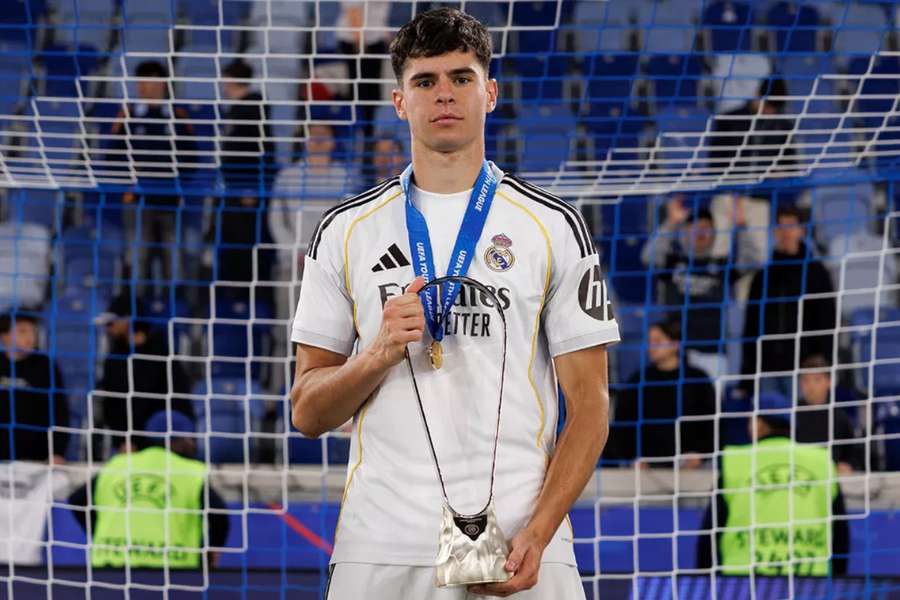 Jacobo Ortega, con el trofeo de la Youth League 2026