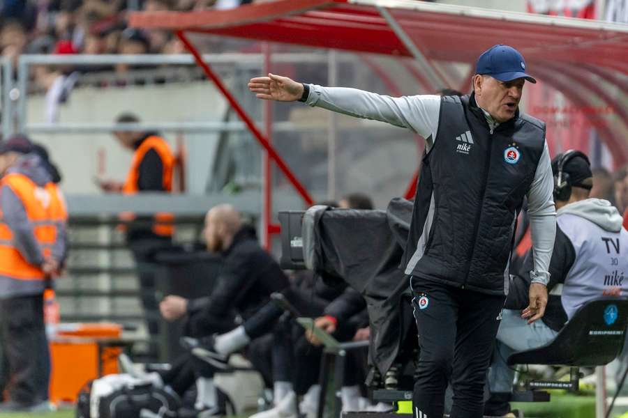 Vladimír Weiss pri taktických pokynoch svojho tímu. Vladimír Weiss pri taktických pokynoch svojho tímu.