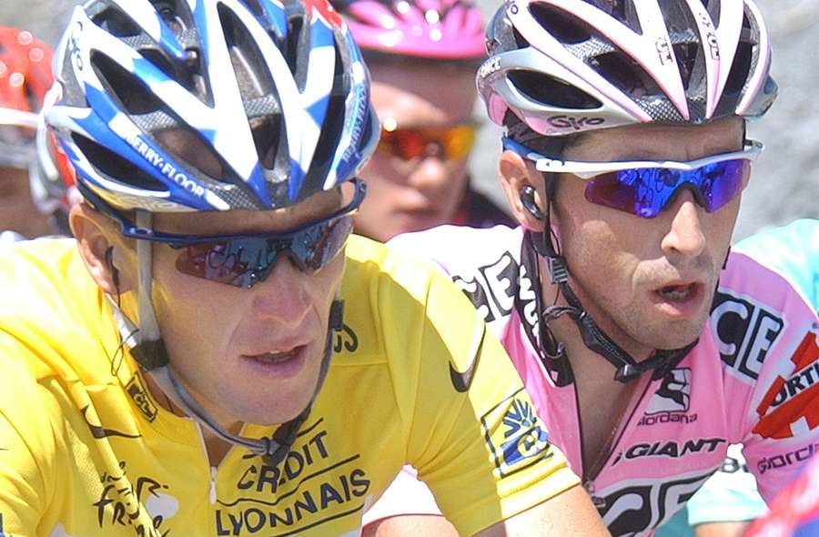 Lance Armstrong (til venstre) og Joseba Beloki (til højre) skulle have kæmpet om Tour de France-sejren i 2003, lige indtil spanieren væltede på niende etape.