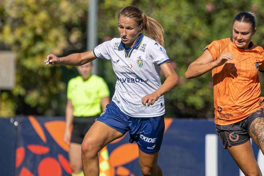 Vanessa Marques tenta controlar a bola perante a oposição de uma adversária Vanessa Marques tenta controlar a bola perante a oposição de uma adversária