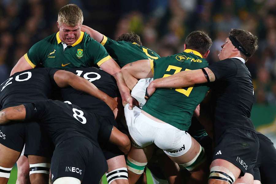 All Blacks e África do Sul lutam no scrum 