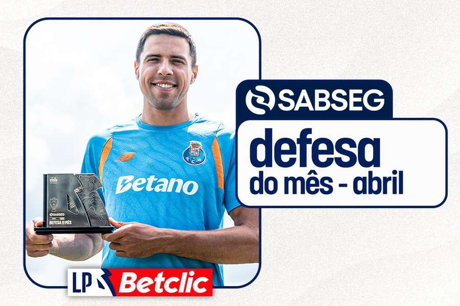Bednarek com o troféu de defesa do mês
