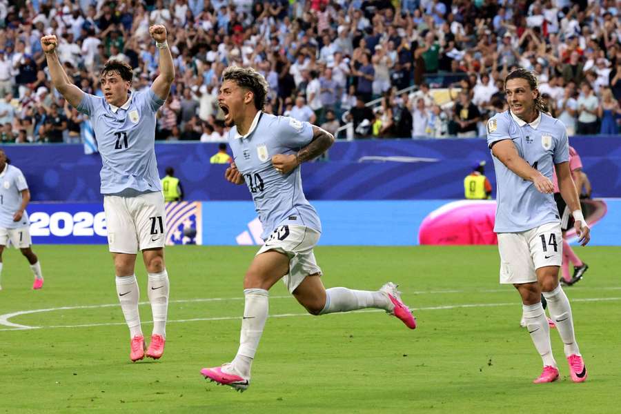 Uruguayci slaví gól na 1:1. Uruguayci slaví gól na 1:1.