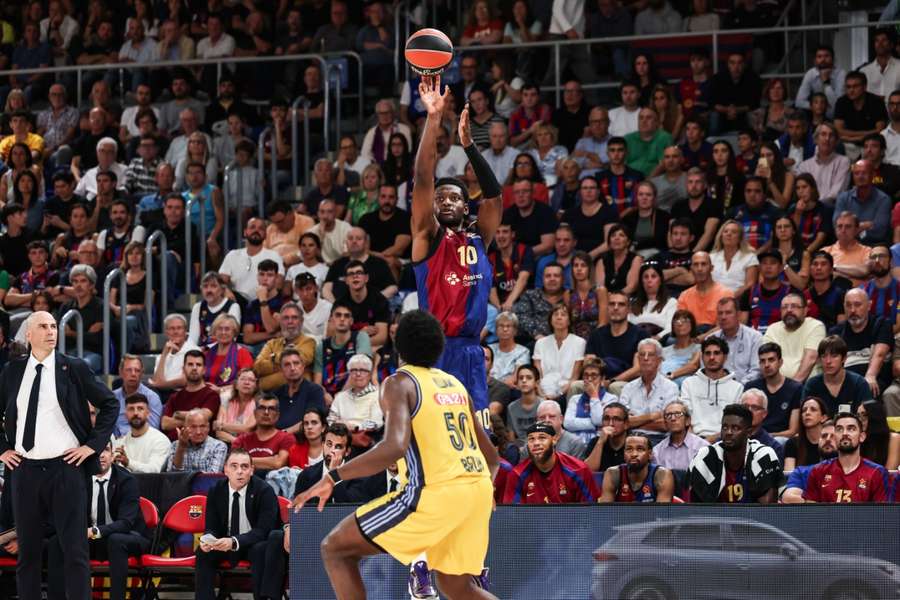 Chimezie Metu lanza de tres ante Trevion Williams