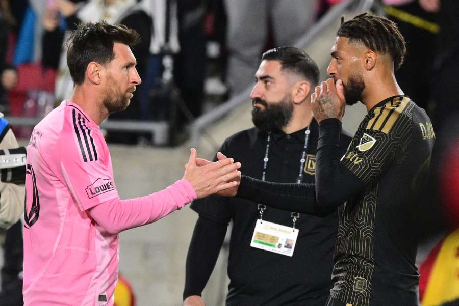 Messi cumprimenta Bouanga Messi cumprimenta Bouanga