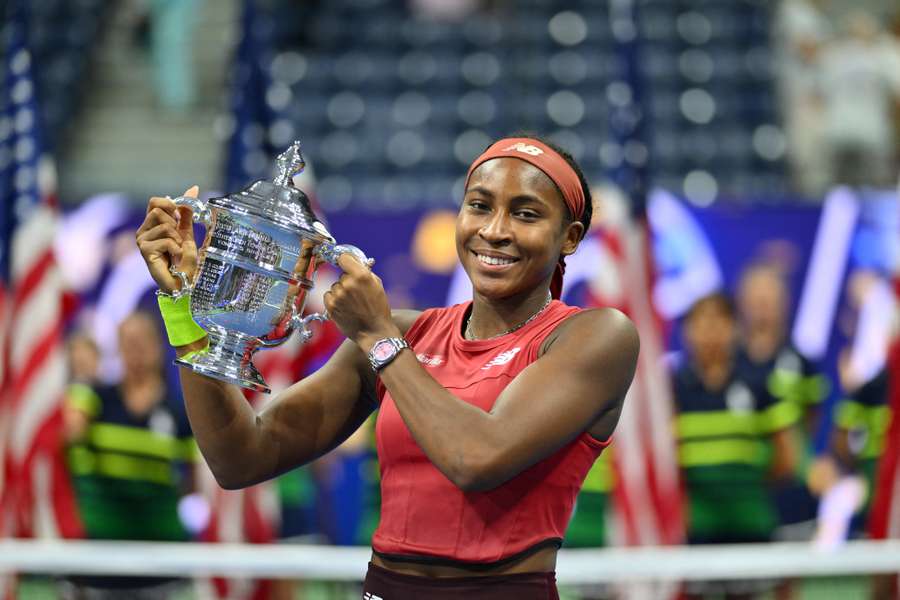 Coco Gauff viert haar eerste Grand Slam-zege met de beker in de lucht