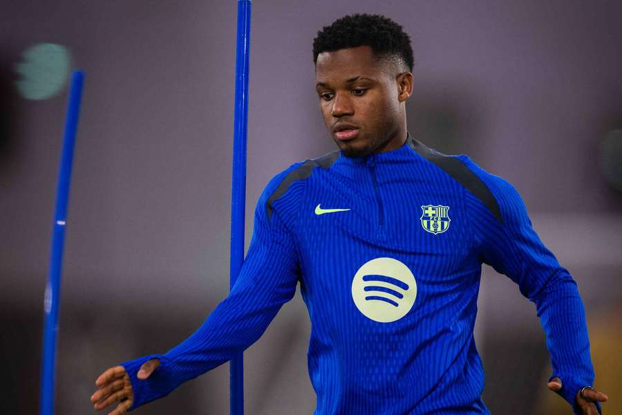 Ansu Fati entrena, pero no juega con el Barcelona