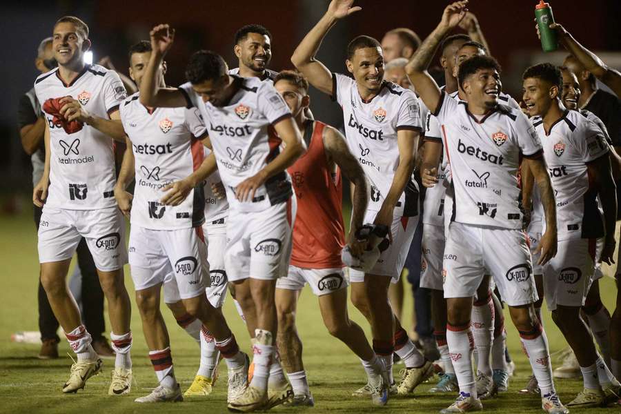 Jogadores do Vitória celebram após vitória no Barradão