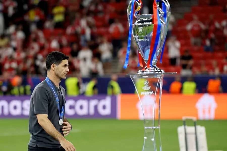 Zklamaný Mikel Arteta po prohraném finále Ligy mistrů. Zklamaný Mikel Arteta po prohraném finále Ligy mistrů.