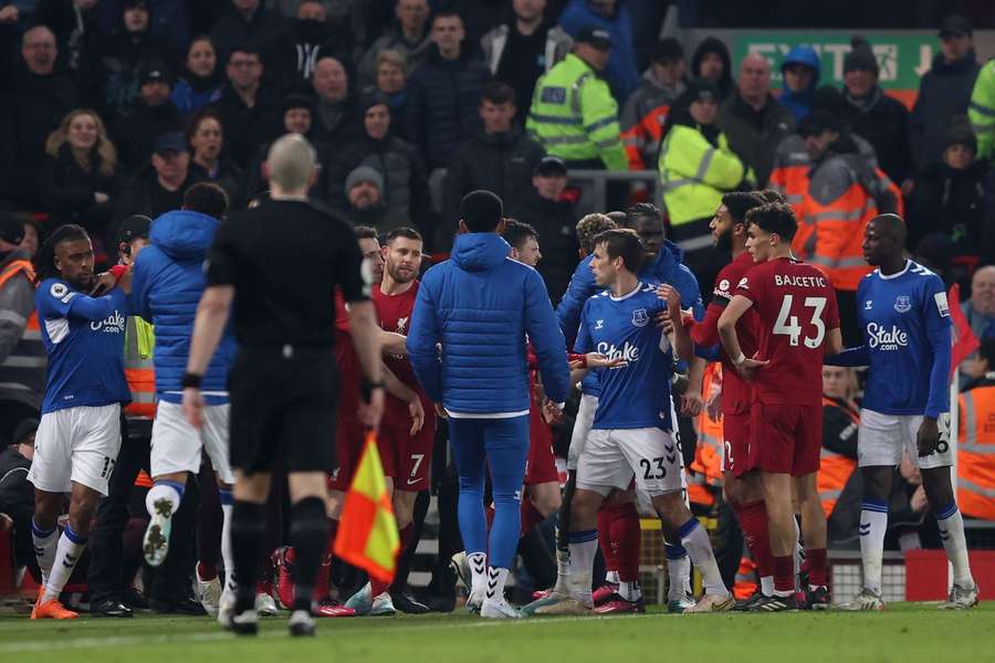 Liverpool și Everton, acuzate de FA după incidentul de pe Anfield